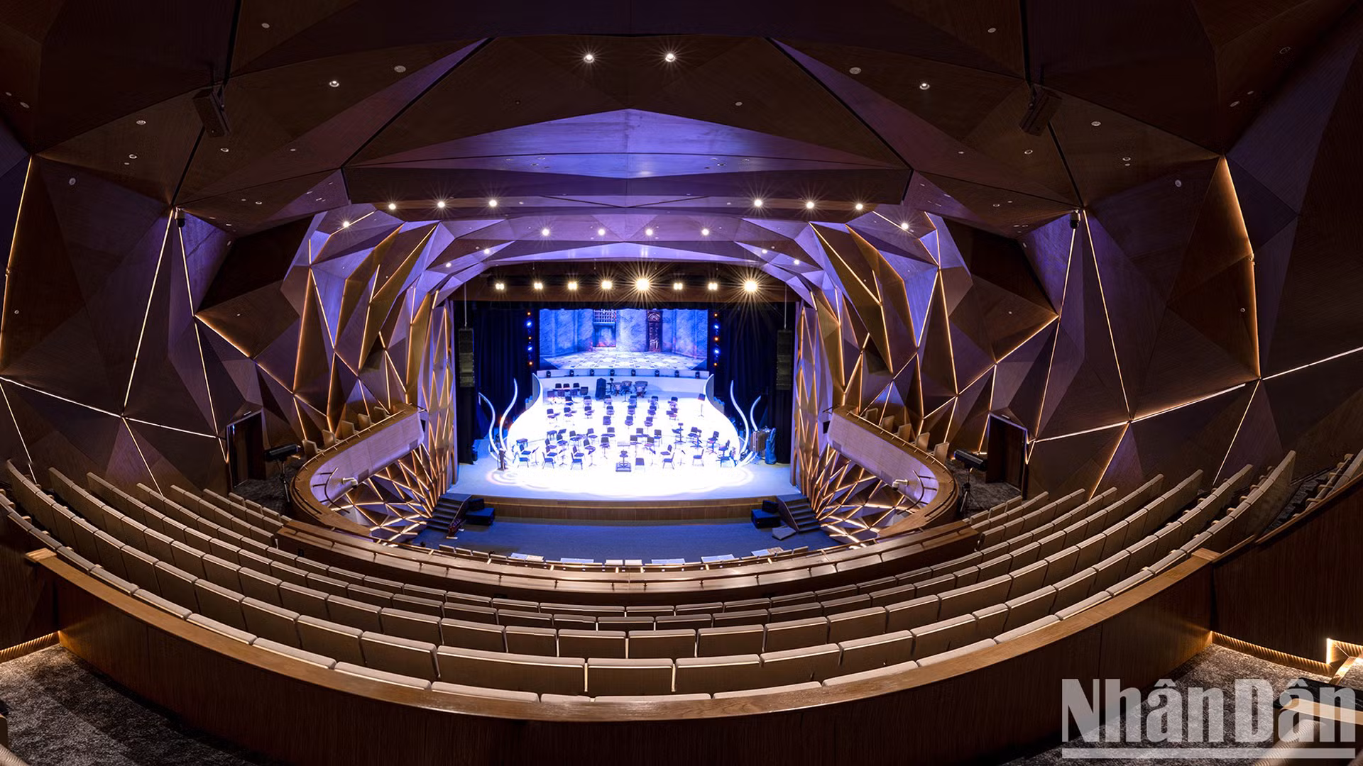 Внутри театр Хогыом оформлен в современном стиле, большой зрительный зал украшен декоративными линиями, стилизованными под изображение риса — изображение знакомого логотипа Сил народной общественной безопасности Вьетнама.