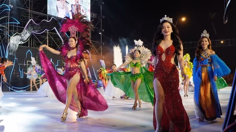 Королевы красоты и красавицы также внесли вклад в создание оживленной атмосферы Карнавала Халонг 2023 г.
