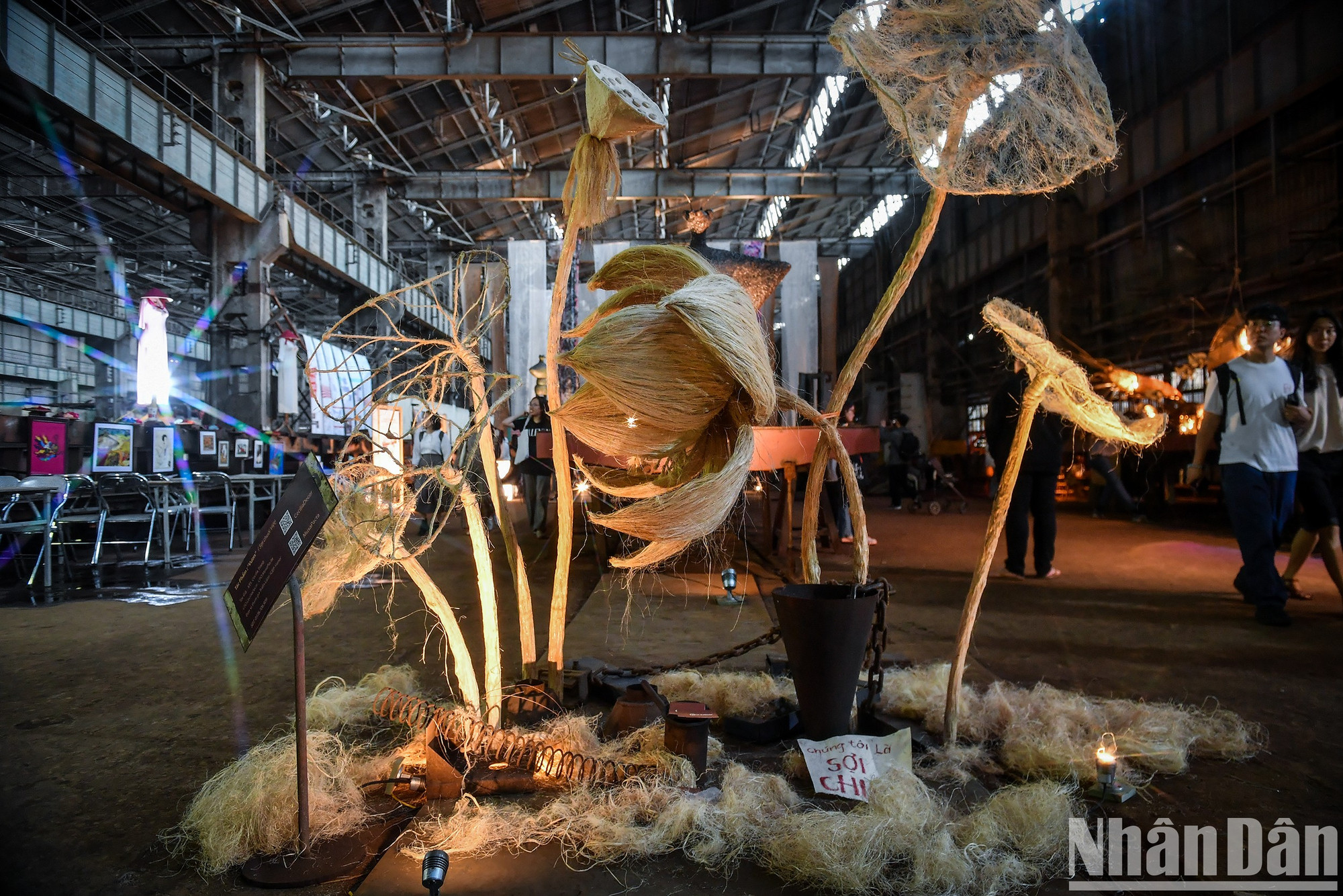 Работы из бамбука и ротанга автора Во Тан Тан из Хойана.