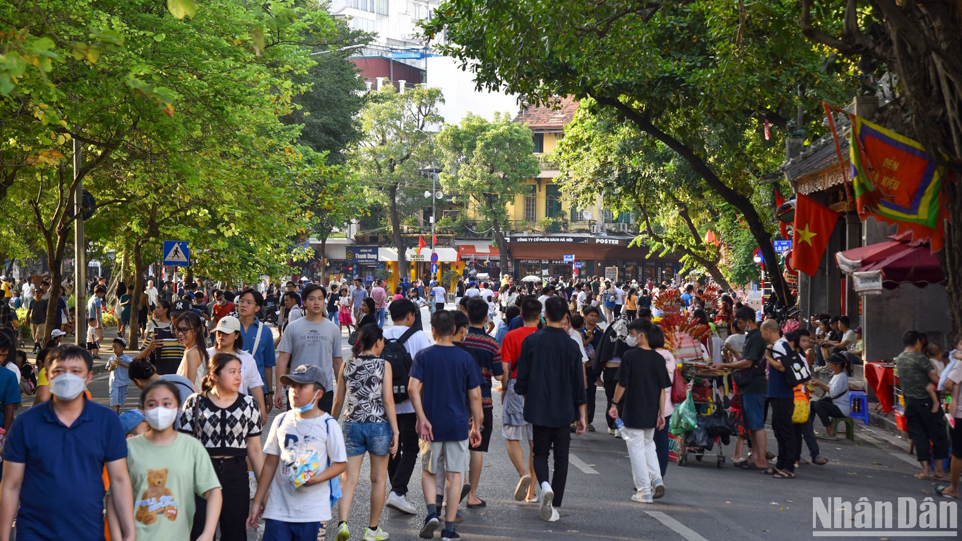 2 сентября было зарегистрировано множество посетителей в пешеходной зоне вокруг озера Хоанкием. 2 сентября было зарегистрировано множество посетителей в пешеходной зоне вокруг озера Хоанкием.