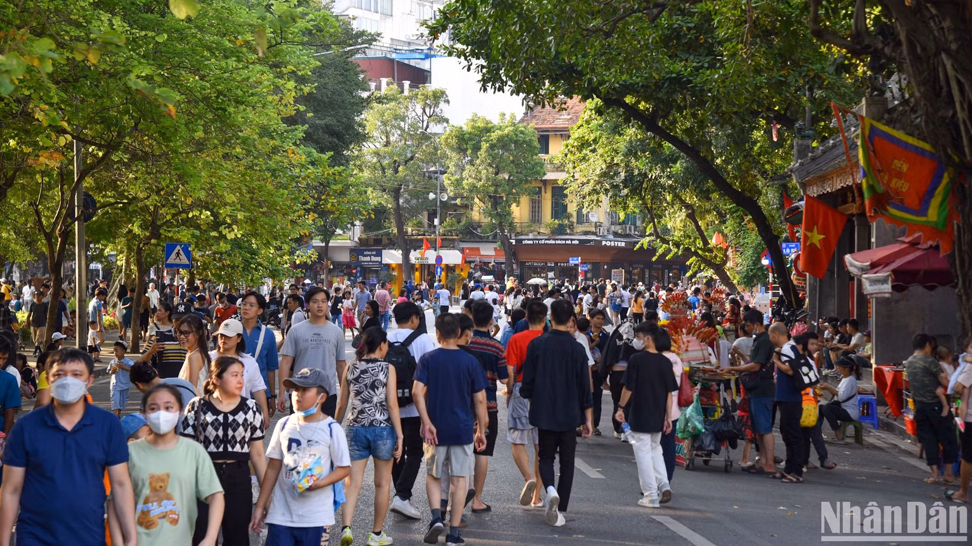 2 сентября было зарегистрировано множество посетителей в пешеходной зоне вокруг озера Хоанкием.