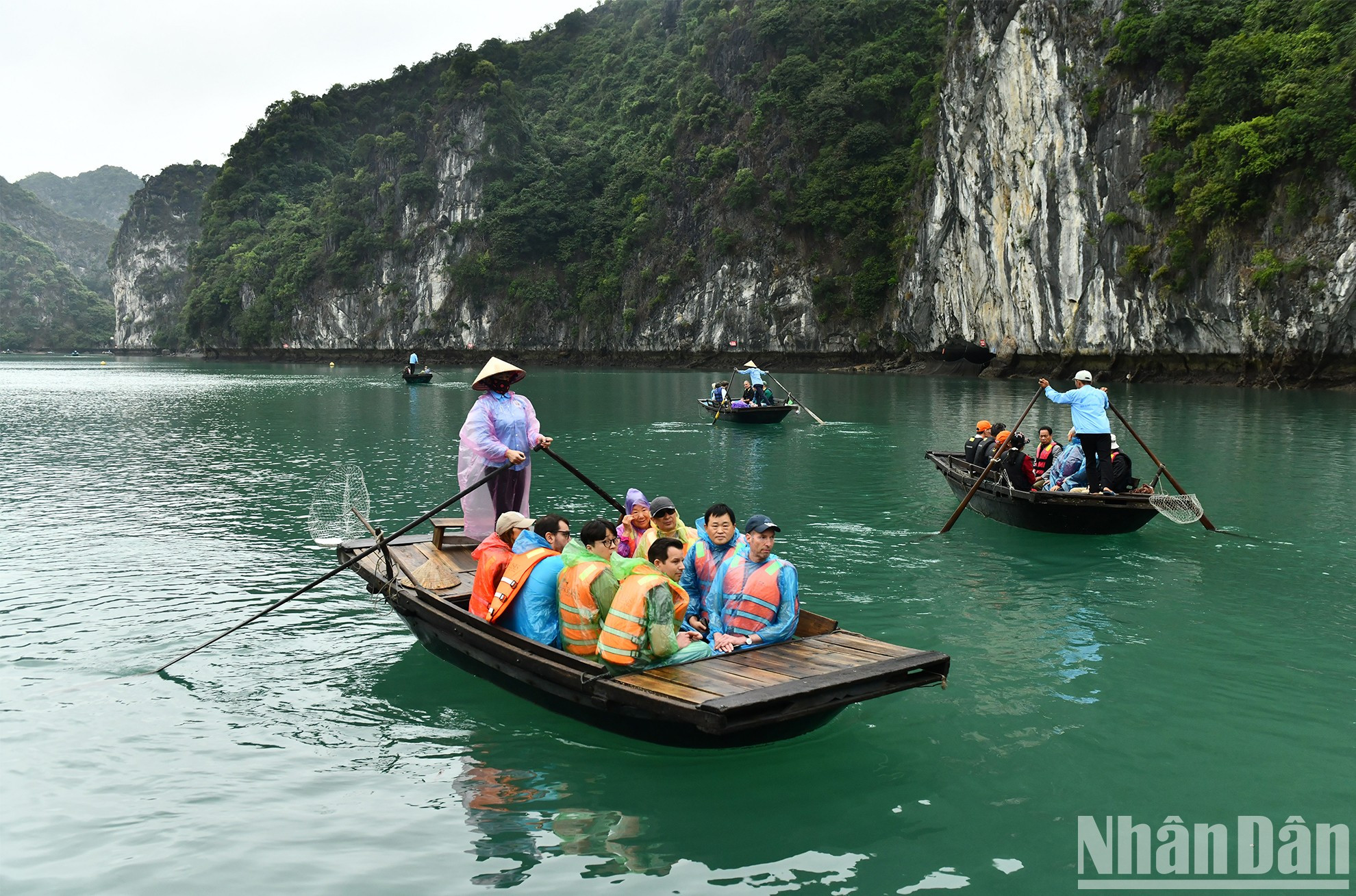 Посетители садятся на бамбуковую лодку, управляемую местными жителями, чтобы открыть для себя нетронутую красоту бухты Ланха. Посетители садятся на бамбуковую лодку, управляемую местными жителями, чтобы открыть для себя нетронутую красоту бухты Ланха.