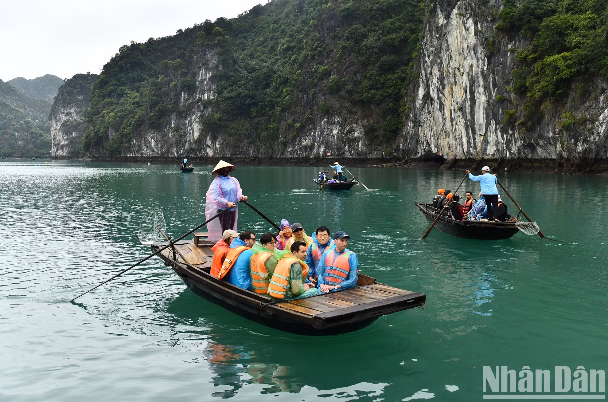 Посетители садятся на бамбуковую лодку, управляемую местными жителями, чтобы открыть для себя нетронутую красоту бухты Ланха.