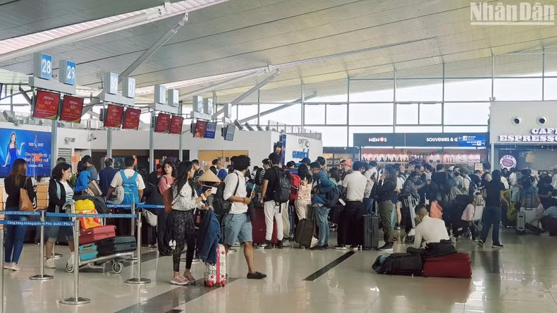 Иностранные туристы проходят регистрацию в аэропорту Фукуок. Фото: Т.Линь