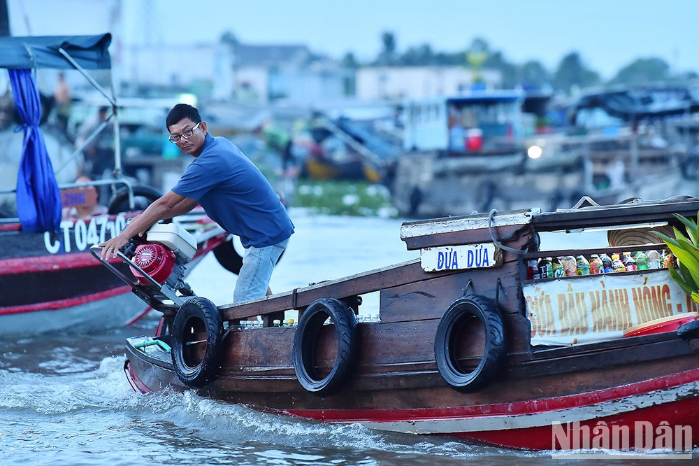 Товары, продаваемые на плавучем рынке Кайранг, очень разнообразны. Товары, продаваемые на плавучем рынке Кайранг, очень разнообразны.