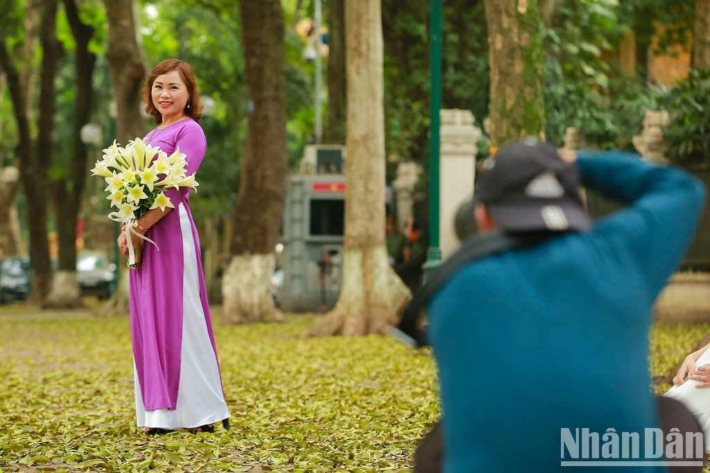 Местные жители и туристы пользуются солнечной погодой, чтобы сделать отличные снимки. Местные жители и туристы пользуются солнечной погодой, чтобы сделать отличные снимки.