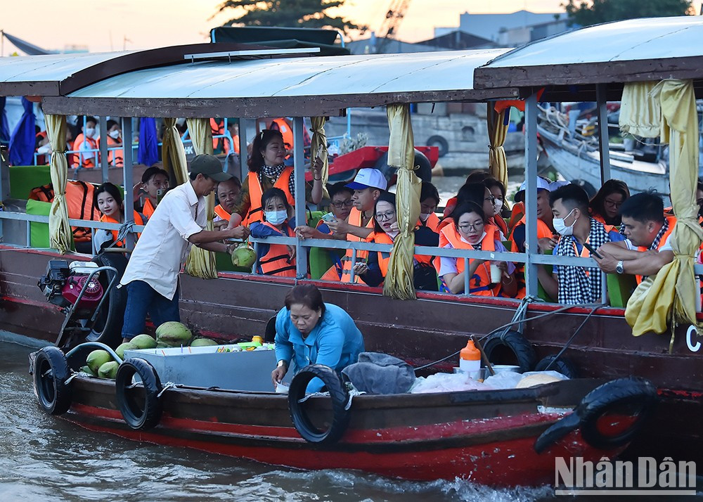 Посетителям потребуется проплыть 30 минут на лодке, чтобы добраться от пристани Нинькиеу до рынка Кайранг и принять участие в крупнейшем плавучем рынке в западной части южного Вьетнама. Посетителям потребуется проплыть 30 минут на лодке, чтобы добраться от пристани Нинькиеу до рынка Кайранг и принять участие в крупнейшем плавучем рынке в западной части южного Вьетнама.