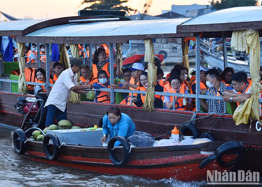 Посетителям потребуется проплыть 30 минут на лодке, чтобы добраться от пристани Нинькиеу до рынка Кайранг и принять участие в крупнейшем плавучем рынке в западной части южного Вьетнама.
