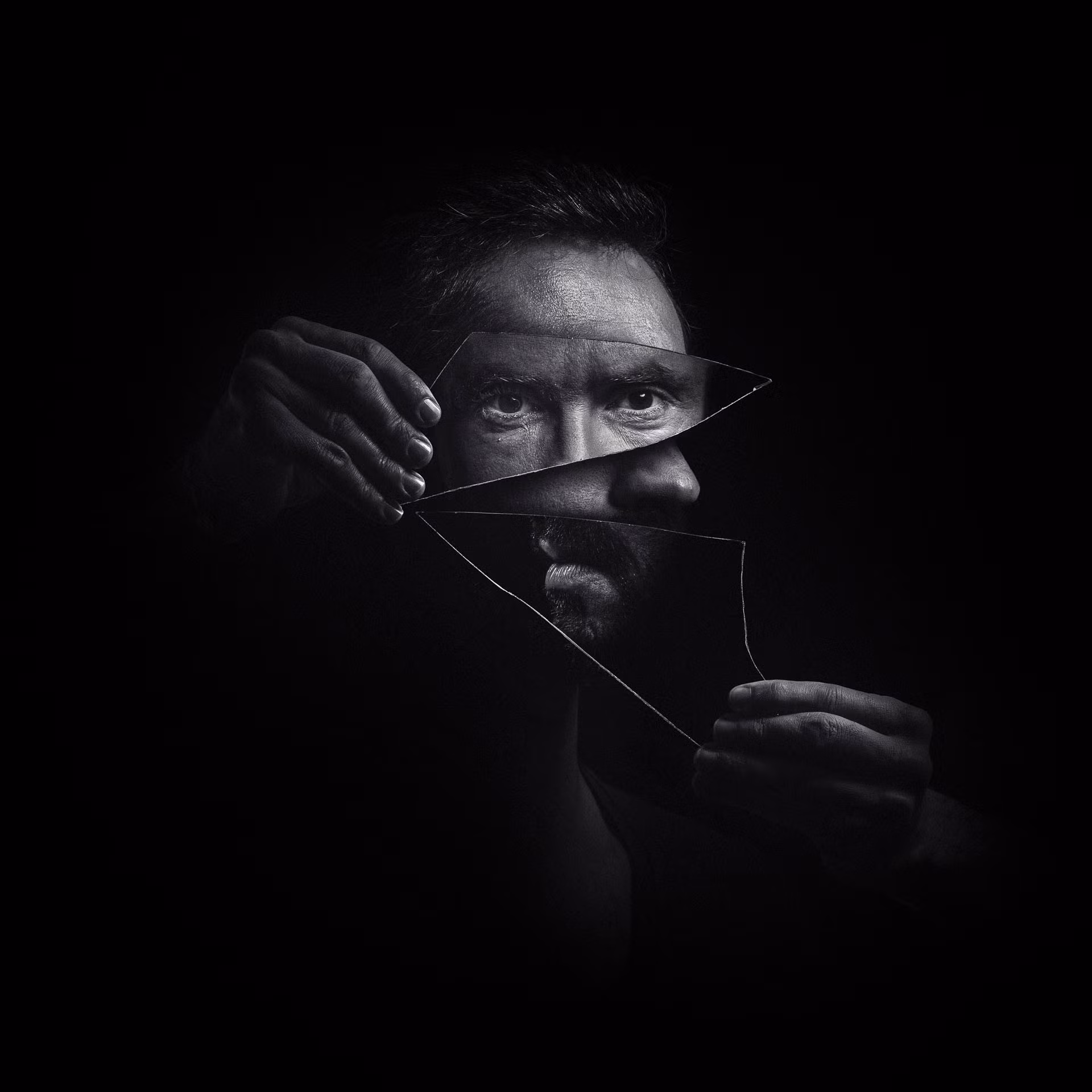 Работа португальца Андре Бото «Зеркало» завоевала золотую медаль Международной федерации фотоискусства (FIAP) в категории свободной монохромной фотографии.