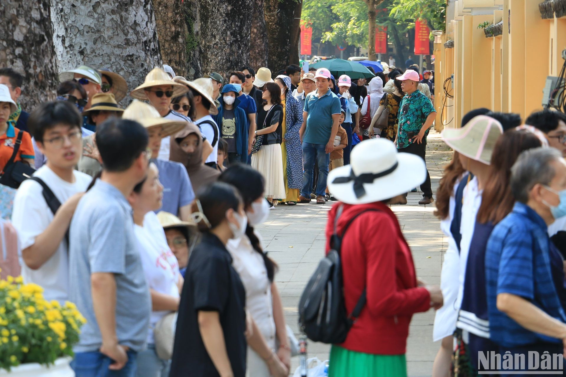 У Мавзолея Президента Хо Ши Мина большое количество людей со всех концов страны выстроилось в очередь, чтобы почтить его память в самый важный праздник страны. У Мавзолея Президента Хо Ши Мина большое количество людей со всех концов страны выстроилось в очередь, чтобы почтить его память в самый важный праздник страны.