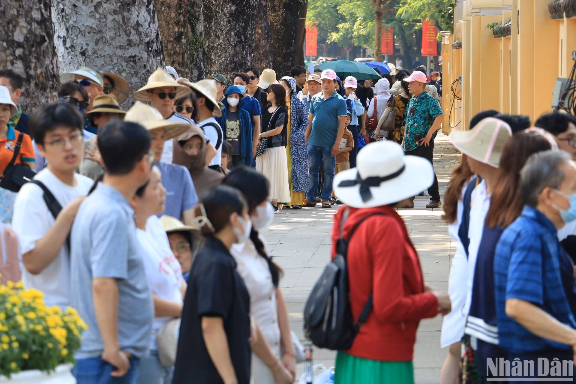 У Мавзолея Президента Хо Ши Мина большое количество людей со всех концов страны выстроилось в очередь, чтобы почтить его память в самый важный праздник страны.