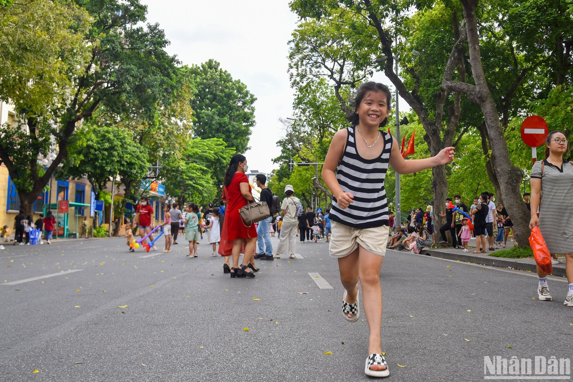 Пешеходная зона вокруг озера Хоанкием очень просторная, дети здесь могут свободно играть и веселиться. Пешеходная зона вокруг озера Хоанкием очень просторная, дети здесь могут свободно играть и веселиться.