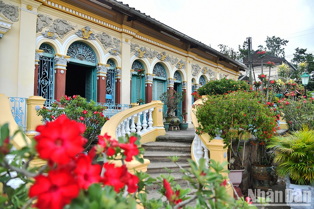 Этот дом считается самым красивым домом на земле Тэйдо. Он был построен в 1870 году и до сих пор сохраняет свою первоначальную архитектуру. Этот дом считается самым красивым домом на земле Тэйдо. Он был построен в 1870 году и до сих пор сохраняет свою первоначальную архитектуру.