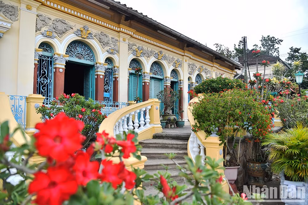 Этот дом считается самым красивым домом на земле Тэйдо. Он был построен в 1870 году и до сих пор сохраняет свою первоначальную архитектуру.