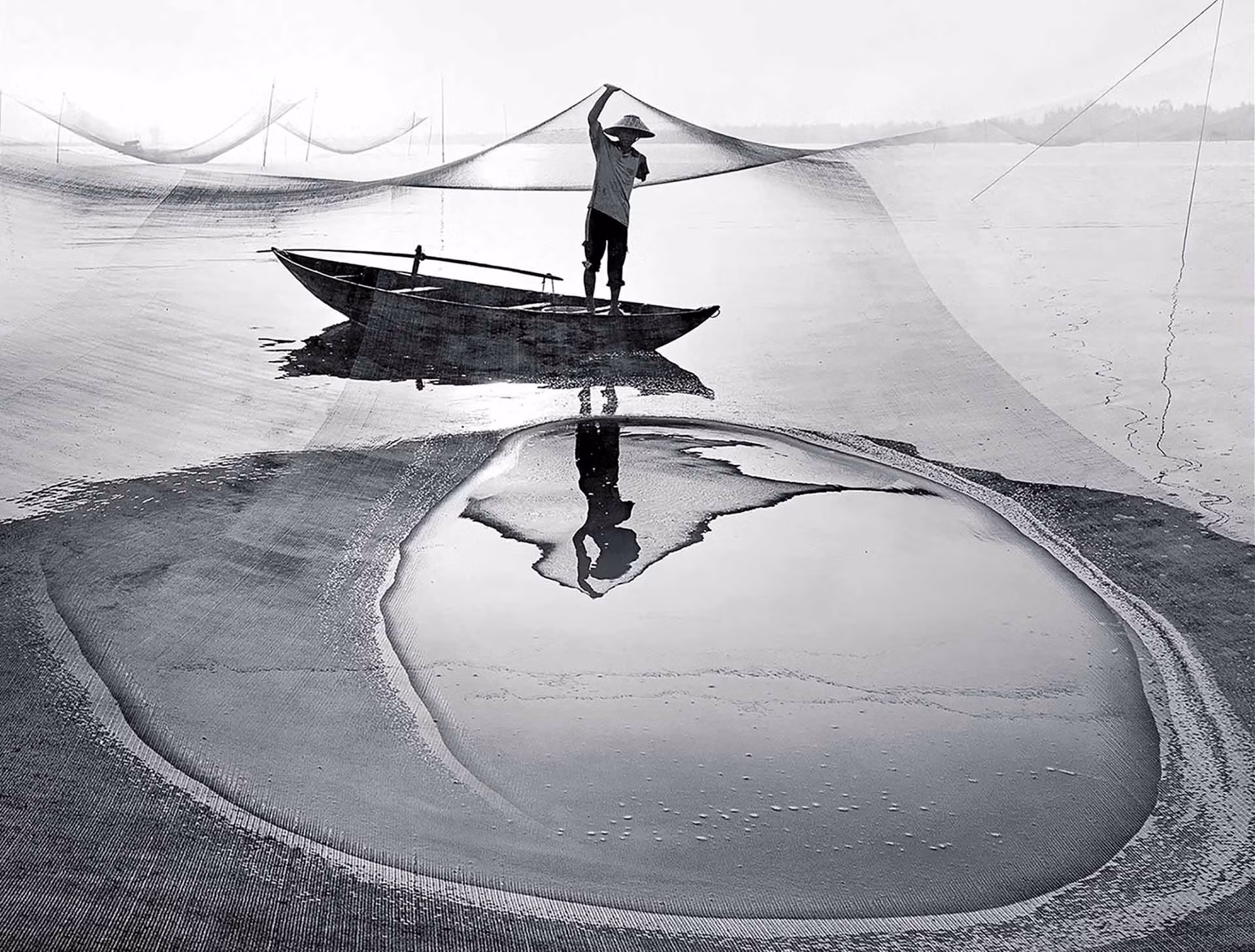 Золотую медаль VAPA в категории свободной монохромной фотографии получила работа «Привязанность на всю жизнь» вьетнамского фотографа Данг Кэ Дыка.