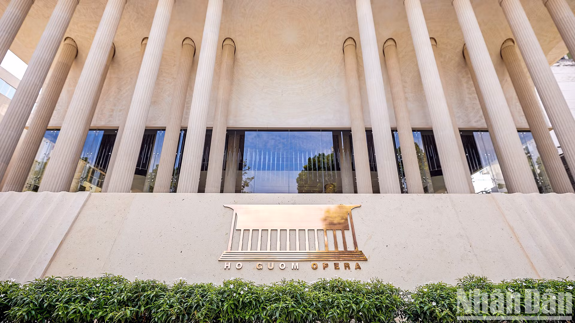 Оперный театр Хогыом построен на площади более 5000 квадратных метров.