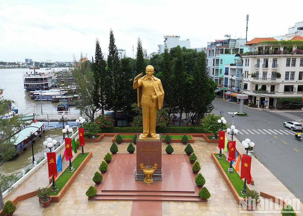 Были вложены значительные инвестиции, чтобы пристань Нинькиеу стала туристическим парком площадью 7000 кв.м. Теперь это место, где городские жители и туристы могут осмотреть достопримечательности, прогуляться и отдохнуть. В парке находится бронзовая статуя Президента Хо Ши Мина высотой 7,2 м и весом более 12 тонн, установленная на постаменте высотой 3,6 м. Были вложены значительные инвестиции, чтобы пристань Нинькиеу стала туристическим парком площадью 7000 кв.м. Теперь это место, где городские жители и туристы могут осмотреть достопримечательности, прогуляться и отдохнуть. В парке находится бронзовая статуя Президента Хо Ши Мина высотой 7,2 м и весом более 12 тонн, установленная на постаменте высотой 3,6 м.