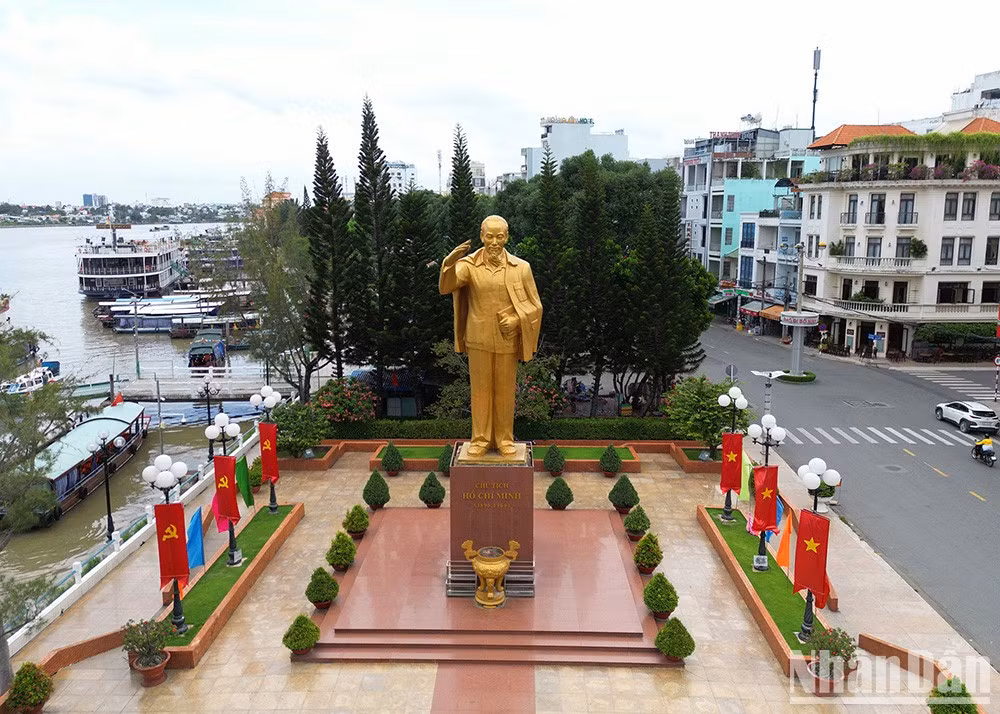 Были вложены значительные инвестиции, чтобы пристань Нинькиеу стала туристическим парком площадью 7000 кв.м. Теперь это место, где городские жители и туристы могут осмотреть достопримечательности, прогуляться и отдохнуть. В парке находится бронзовая статуя Президента Хо Ши Мина высотой 7,2 м и весом более 12 тонн, установленная на постаменте высотой 3,6 м.