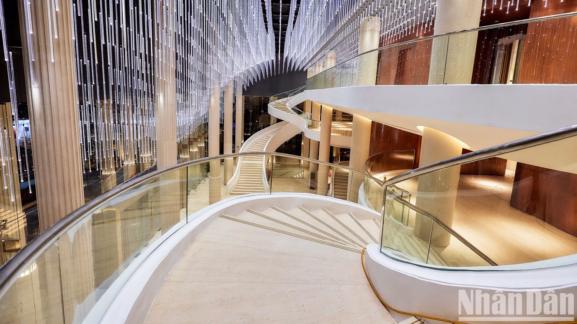 Создание дизайна главного зала театра было вдохновлено звездным ночным небом. Мы видим, что с потолка как будто падают 3000 светодиодных ламп.