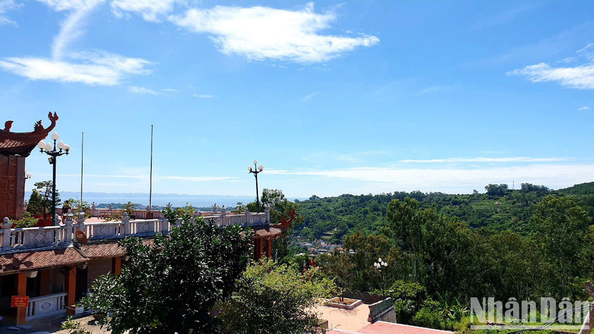 Башня имеет квадратную форму, состоит из 9 этажей, ее высота 37,14 м. Здание построено из кирпичей и камней разных размеров. В дополнение к использованию строительных кирпичей, снаружи корпуса башни также есть кирпичи с уникальными декоративными элементами, такими как лотос, астры и цветы лимона. Башня имеет квадратную форму, состоит из 9 этажей, ее высота 37,14 м. Здание построено из кирпичей и камней разных размеров. В дополнение к использованию строительных кирпичей, снаружи корпуса башни также есть кирпичи с уникальными декоративными элементами, такими как лотос, астры и цветы лимона.