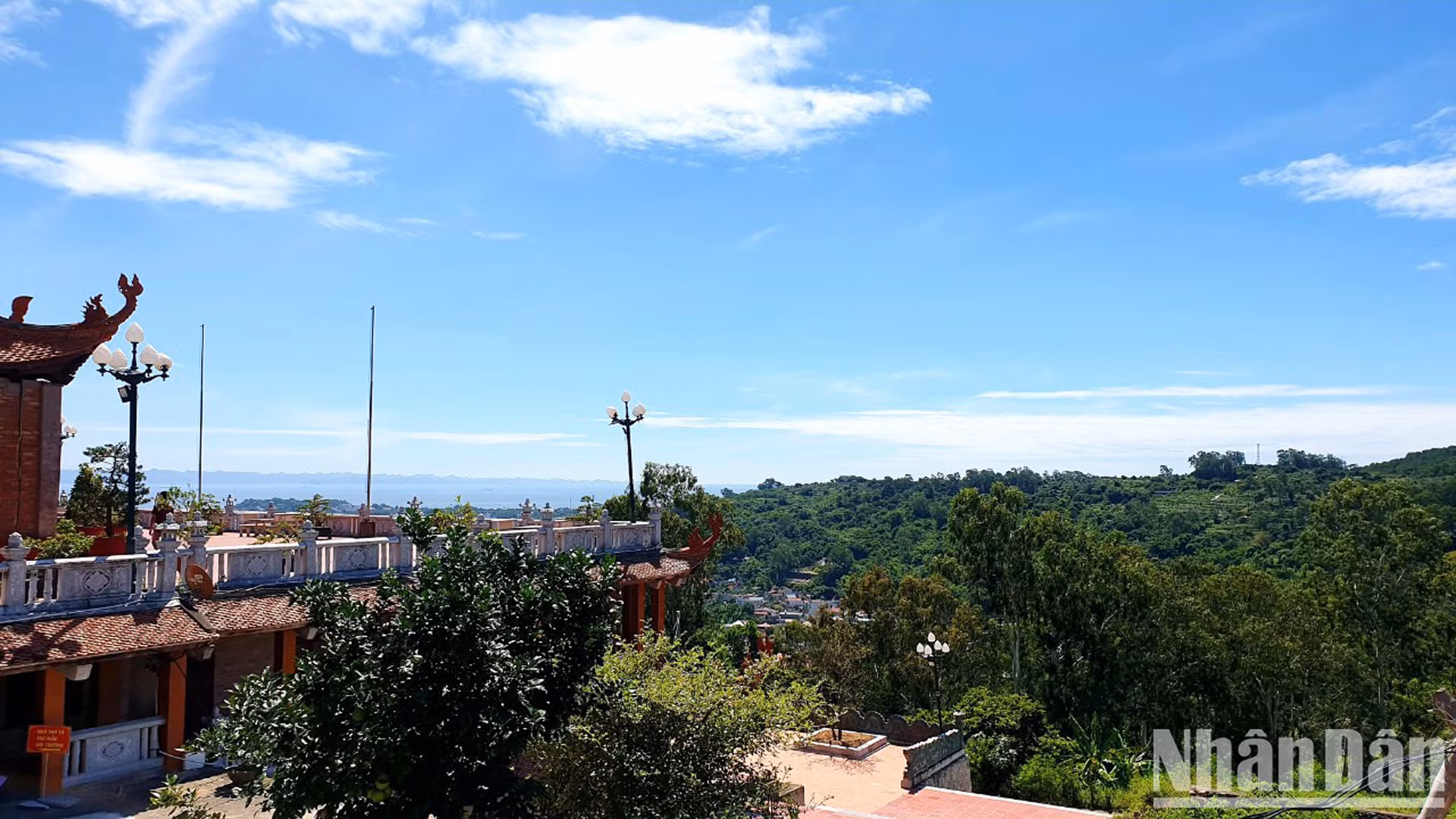 Башня имеет квадратную форму, состоит из 9 этажей, ее высота 37,14 м. Здание построено из кирпичей и камней разных размеров. В дополнение к использованию строительных кирпичей, снаружи корпуса башни также есть кирпичи с уникальными декоративными элементами, такими как лотос, астры и цветы лимона.