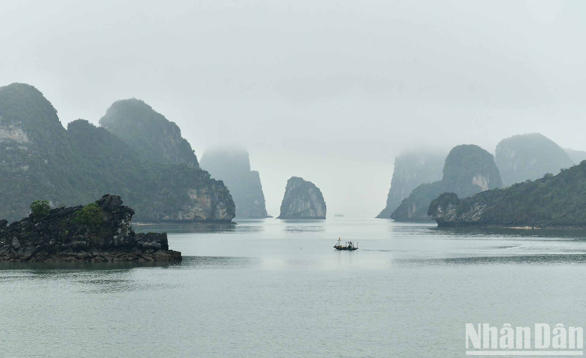 Пейзаж гор и облаков здесь так же прекрасен, как живописная картина, выполненная черной тушью. Пейзаж гор и облаков здесь так же прекрасен, как живописная картина, выполненная черной тушью.