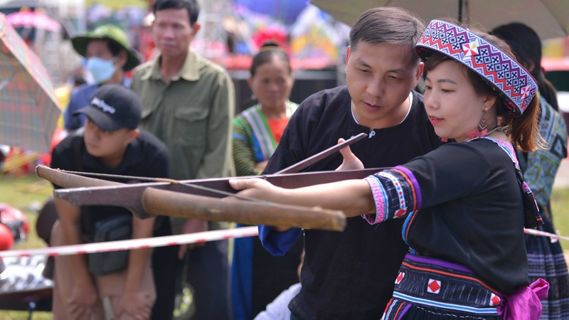 Люди не обходятся без народных игр. Люди не обходятся без народных игр.