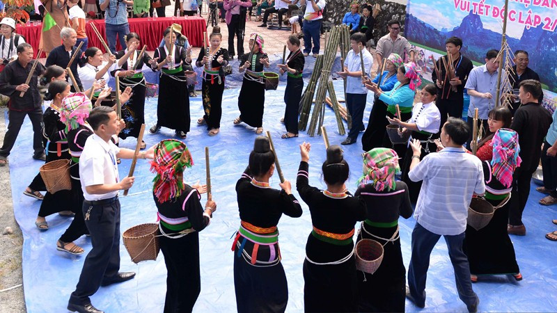 ... или танцуют в группах. ... или танцуют в группах.