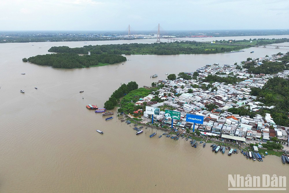 Стоя на пристани Нинькиеу, посетители могут увидеть мост Кантхо – вантовый мост с самым длинным основным пролетом в Юго-Восточной Азии. Стоя на пристани Нинькиеу, посетители могут увидеть мост Кантхо – вантовый мост с самым длинным основным пролетом в Юго-Восточной Азии.