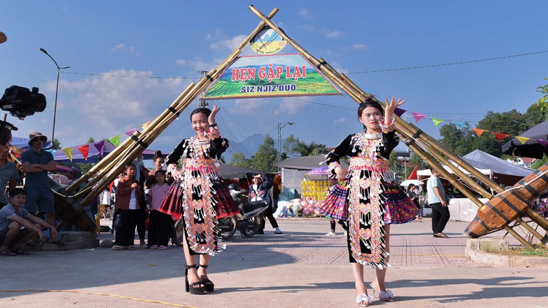 Исполнение уникальных танцев местных народностей. Исполнение уникальных танцев местных народностей.
