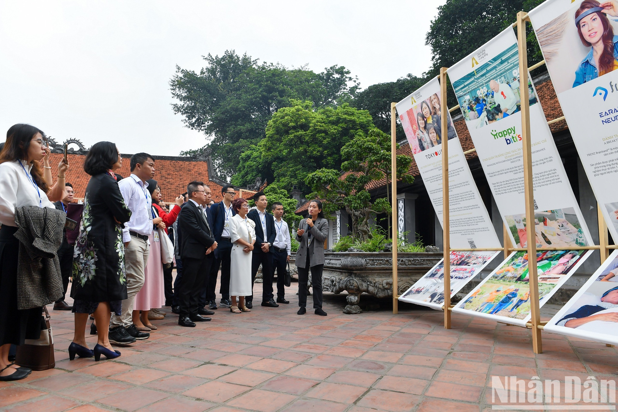 Каждый проект имеет QR-код, по которому зрители могут получить конкретную информацию об интересующем их проекте.