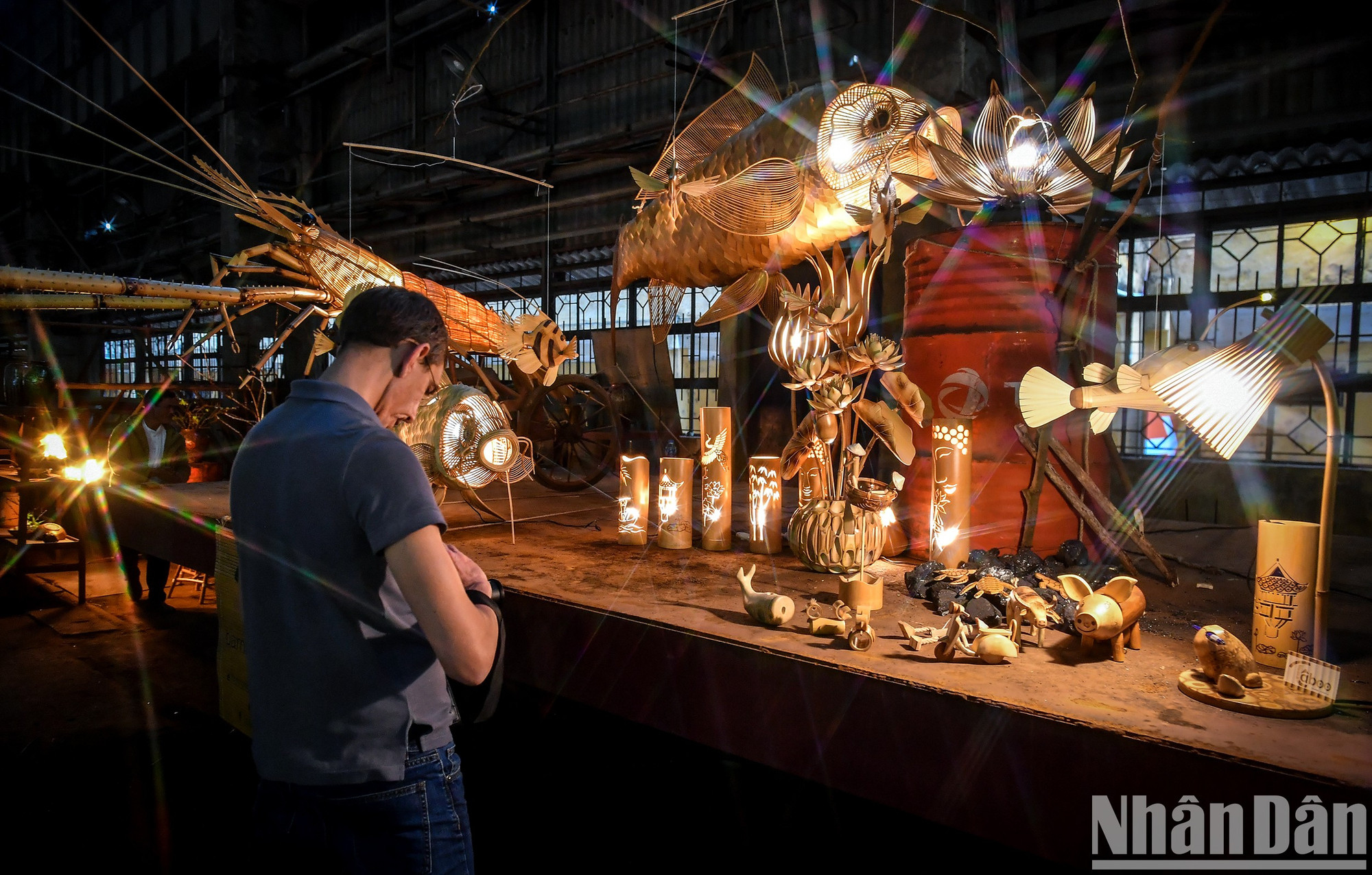 Изысканные изделия ручной работы вызывают особый интерес у иностранных туристов.