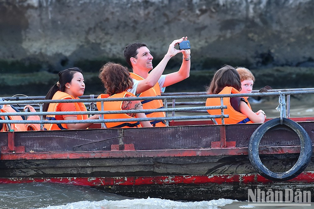 Плавучий рынок Кайранг является привлекательным туристическим направлением не только для отечественных туристов, но и для многих иностранных посетителей. Образ жизни местных жителей и их жизнедеятельность, связанная с рекой, создали уникальную культурную ценность этого района. Плавучий рынок Кайранг является привлекательным туристическим направлением не только для отечественных туристов, но и для многих иностранных посетителей. Образ жизни местных жителей и их жизнедеятельность, связанная с рекой, создали уникальную культурную ценность этого района.