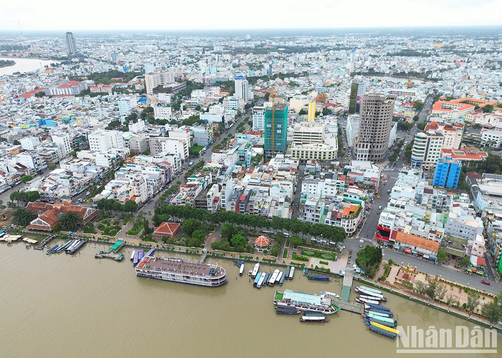 Говоря о городе Кантхо, нельзя не упомянуть пристань Нинькиеу, которая считается особым символом в процессе формирования и развития земли Тэйдо. Это пристань на берегу реки Хау, важный культурный и туристический объект города. Говоря о городе Кантхо, нельзя не упомянуть пристань Нинькиеу, которая считается особым символом в процессе формирования и развития земли Тэйдо. Это пристань на берегу реки Хау, важный культурный и туристический объект города.