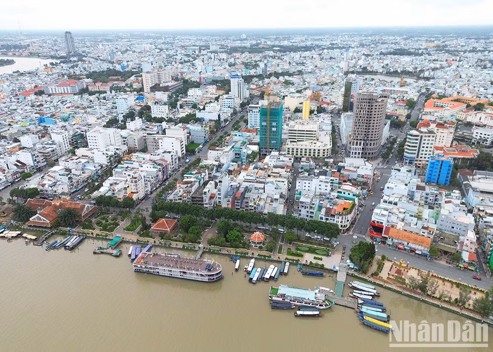 Говоря о городе Кантхо, нельзя не упомянуть пристань Нинькиеу, которая считается особым символом в процессе формирования и развития земли Тэйдо. Это пристань на берегу реки Хау, важный культурный и туристический объект города.