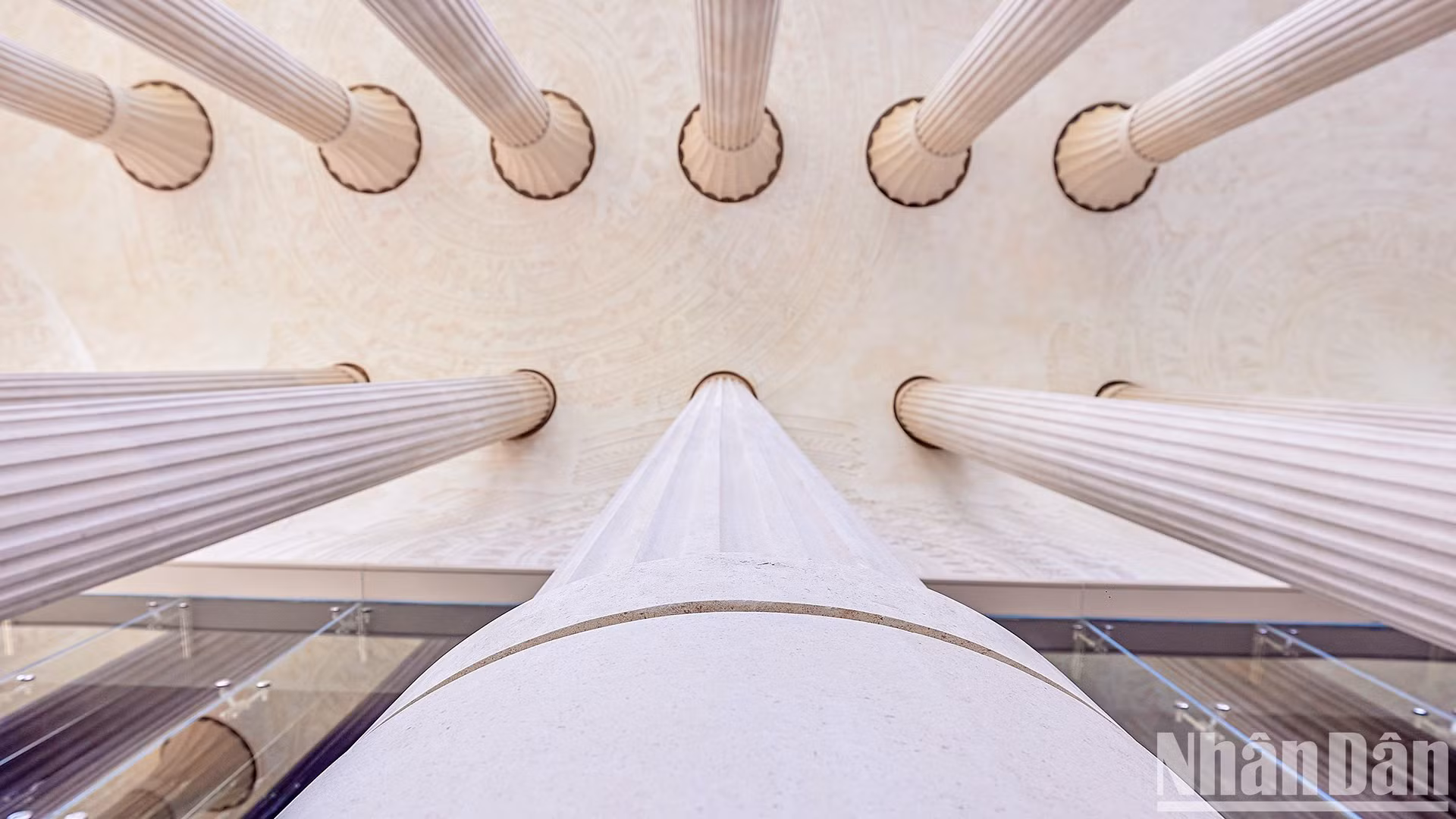 Уникальной особенностью театра являются 52 каменные колонны (каждая высотой 18 м), привезенные из Испании. Они создают древнюю европейскую красоту и включают детали, пропитанные вьетнамской культурой.