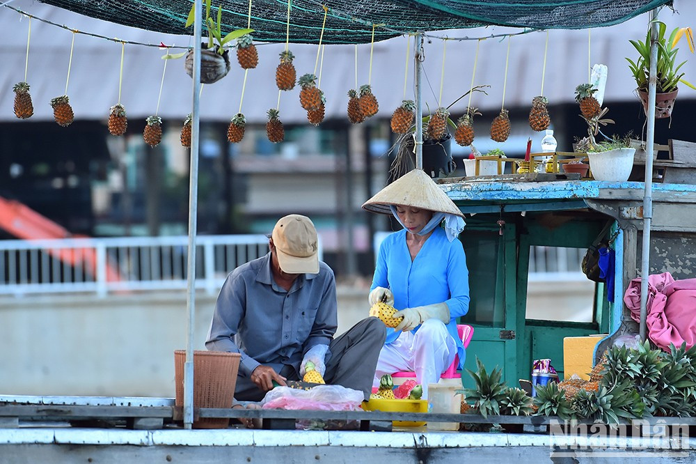 Основные продукты здесь – фирменные фрукты и овощи дельты Меконга, а также кустарно-ремесленные изделия, предметы первой необходимости, продукты питания, напитки и др. Основные продукты здесь – фирменные фрукты и овощи дельты Меконга, а также кустарно-ремесленные изделия, предметы первой необходимости, продукты питания, напитки и др.