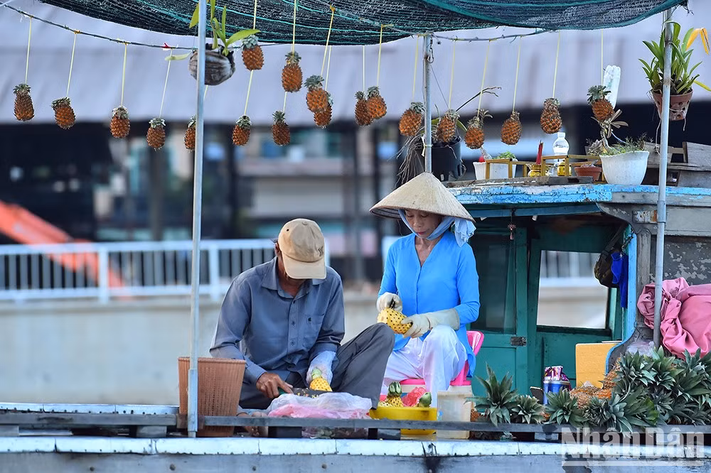 Основные продукты здесь – фирменные фрукты и овощи дельты Меконга, а также кустарно-ремесленные изделия, предметы первой необходимости, продукты питания, напитки и др.