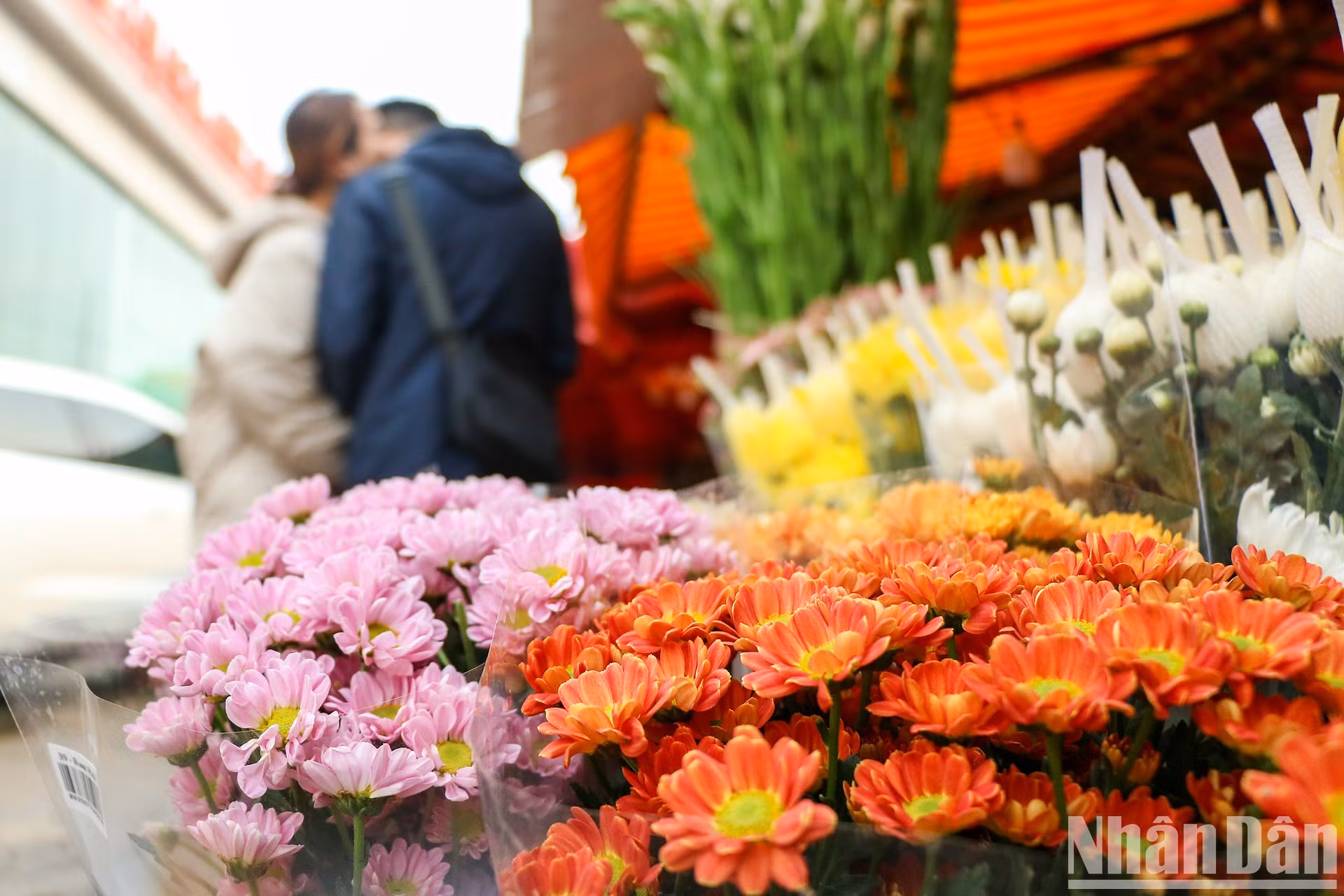 В такие дни, как День святого Валентина (14 февраля) и Международный женский день (8 марта), спрос на цветы в этом месте резко возрастает.