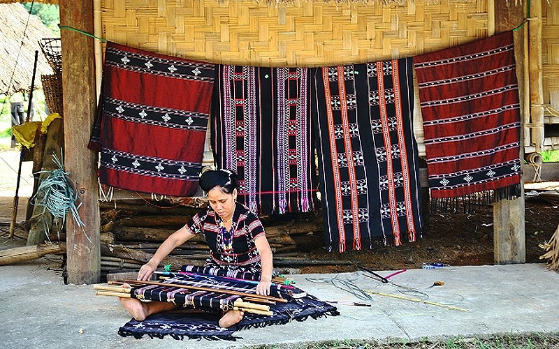 Женщина Таой плетет зенг (традиционная парча) старинным ручным методом. Фото: Деревня культуры и туризма народностей Вьетнама Женщина Таой плетет зенг (традиционная парча) старинным ручным методом. Фото: Деревня культуры и туризма народностей Вьетнама