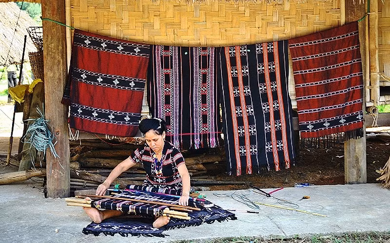Женщина Таой плетет зенг (традиционная парча) старинным ручным методом. Фото: Деревня культуры и туризма народностей Вьетнама