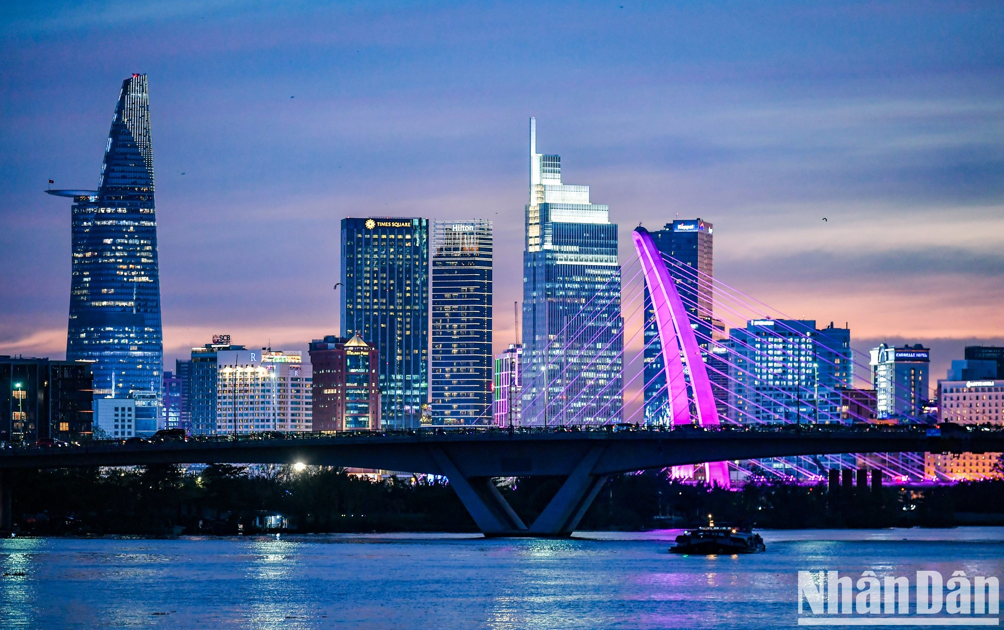 Посетители могут насладиться видами многих исторических и современных достопримечательностей с реки, таких как причал Няронг, порт Беннге, мост Фуми, мыс Дэндо, мост Башон...