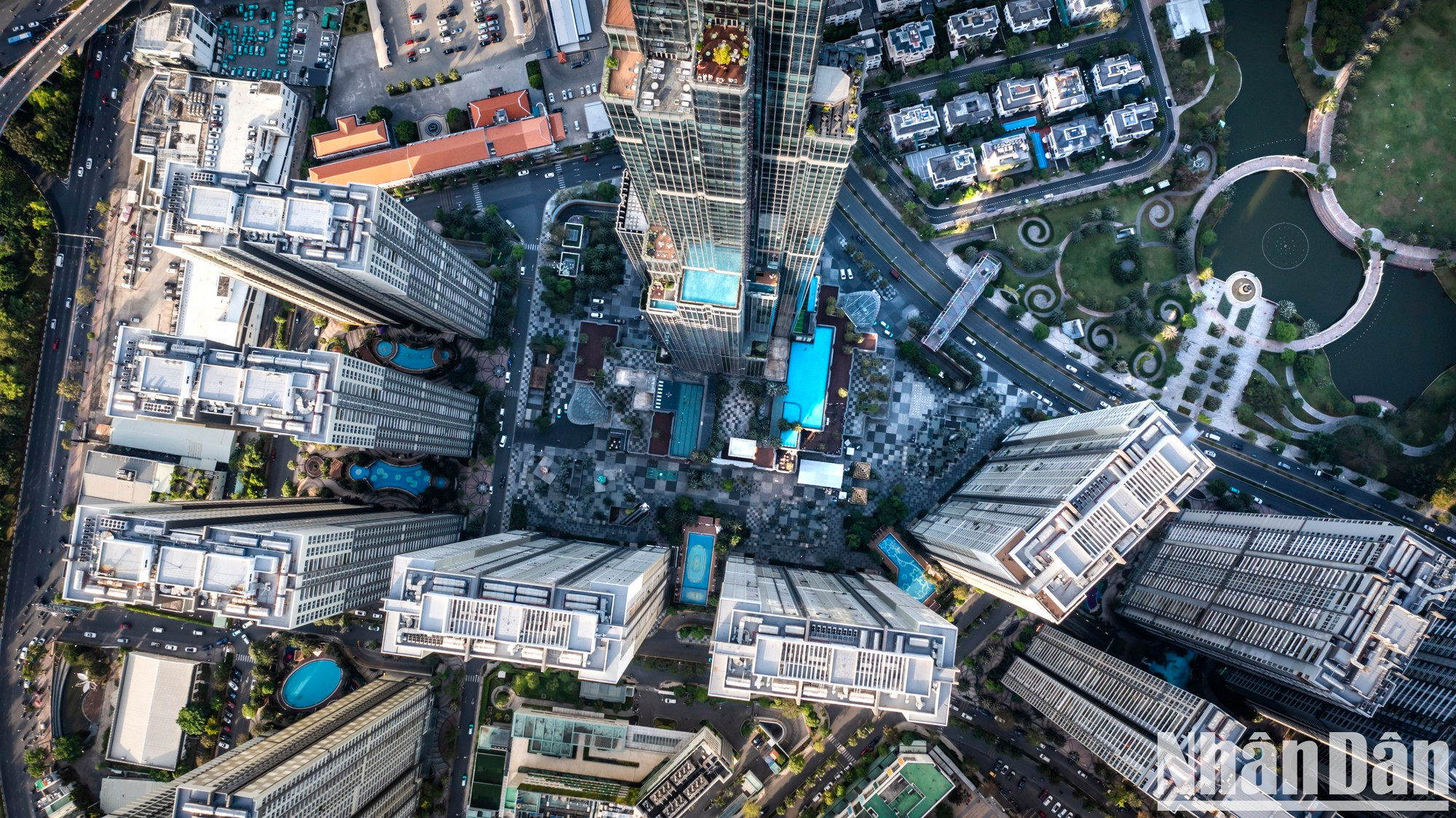 После многих лет строительства и развития теперь в городе Хошимине уже есть сотни высоток, небоскребов.