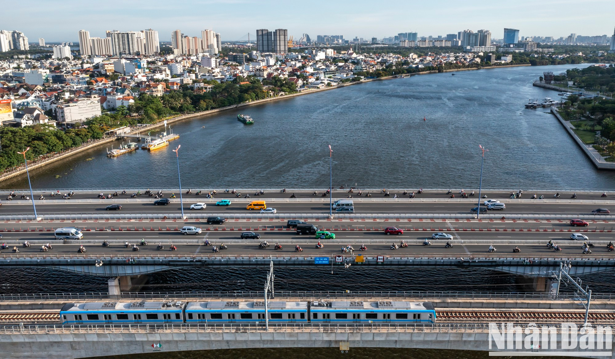 В конце 2024 года линия метро № 1 Бентхань – Шуойтиен официально начала работать, приветствуя пассажиров, знаменуя собой важную веху в истории устойчивого развития современной транспортной инфраструктуры города Хошимина.