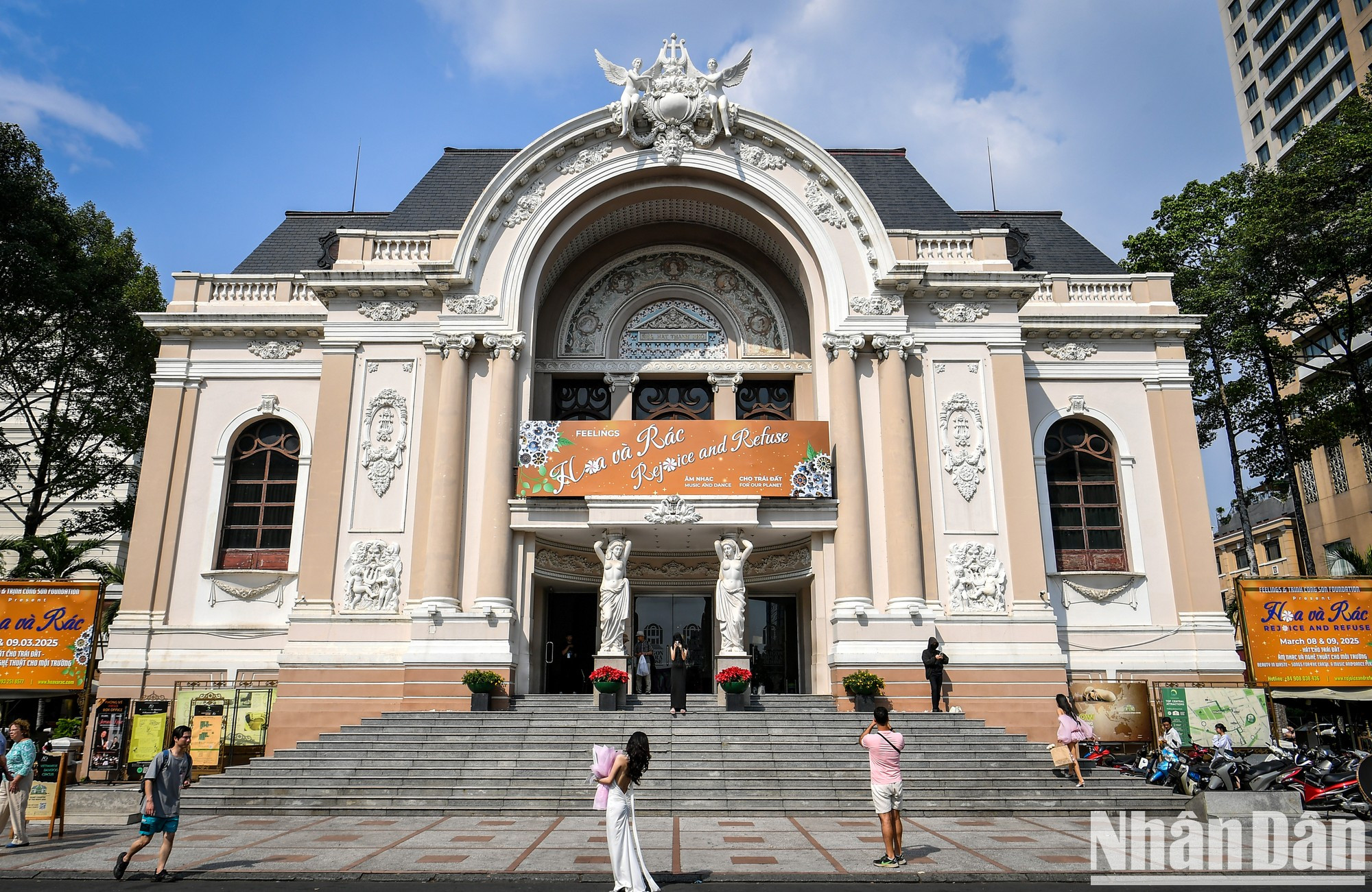 Городской театр построен во французской классической архитектуре, считается одним из крупнейших и красивейших театров в Юго-Восточной Азии.