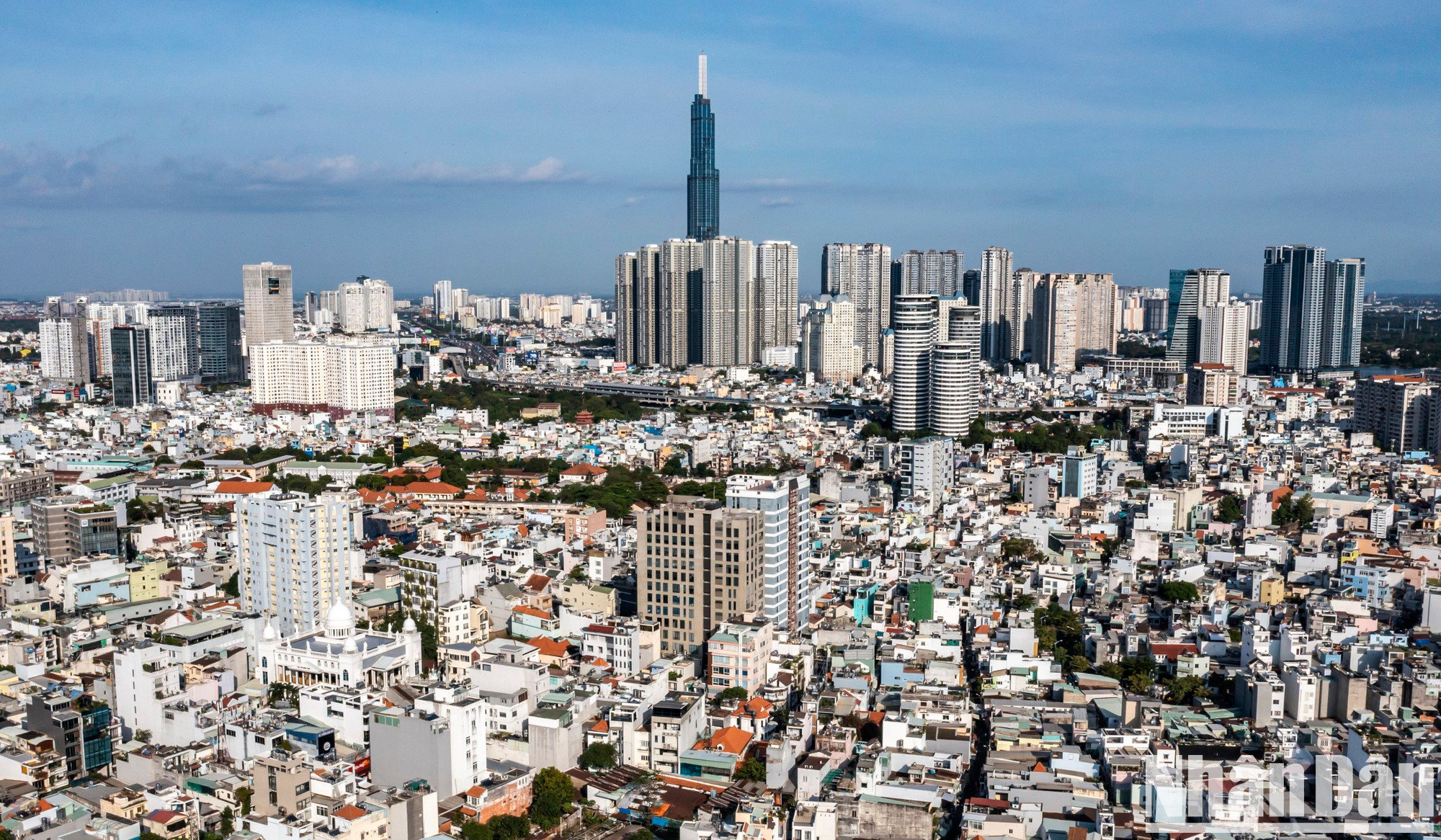 В последние годы город Хошимин (переименованный из Сайгона в 1976 году) пробудился и развивается достойно своего славного названия «Жемчужина Дальнего Востока» на протяжении столетия.