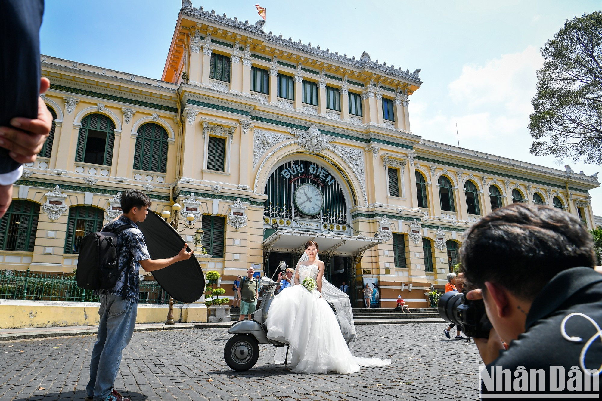 Центральная почта города – одно из самых известных архитектурных сооружений Сайгона в городе Хошимине. Это сооружение попало в 11 лучших почтовых отделений в мире по версии журнала Architectural Digest (США).