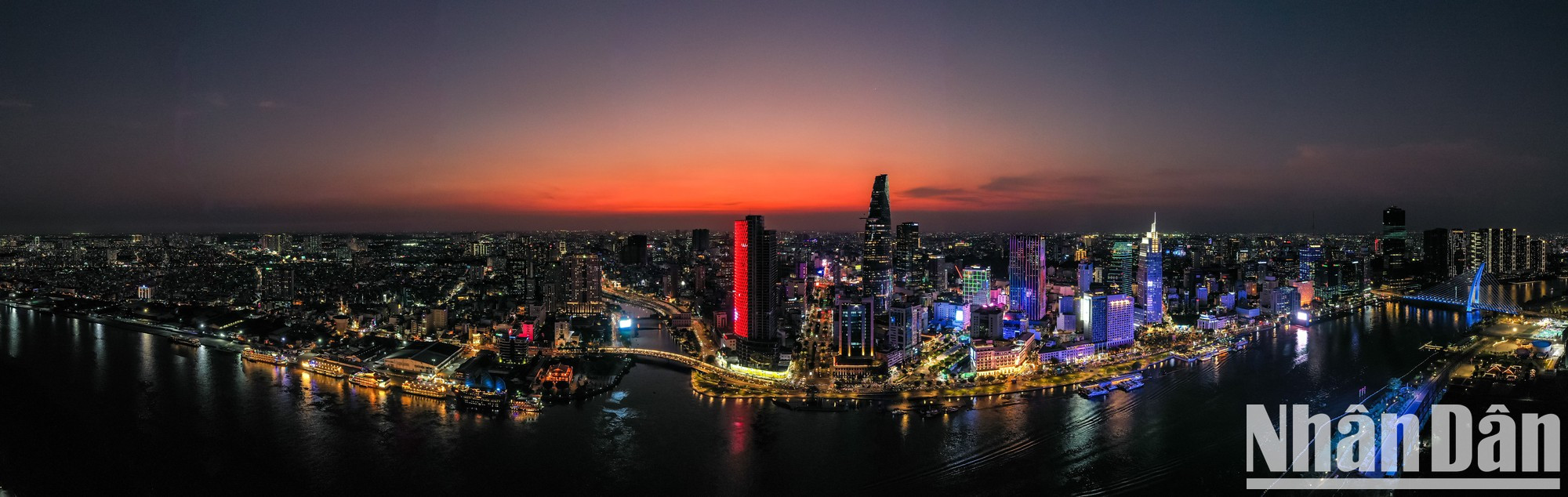 Сверху город Хошимин выглядит оживленным, но при этом нежным и странно очаровательным, особенно на рассвете или закате, когда весь город окутывается в ярких сияющих цветах.