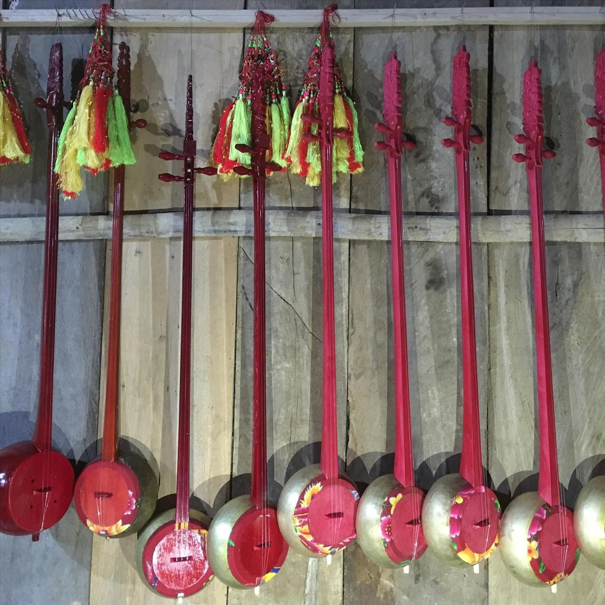 Лютна «тинь» представителей народности Тэй. Фото: Газета «Народность и развитие» Лютна «тинь» представителей народности Тэй. Фото: Газета «Народность и развитие»