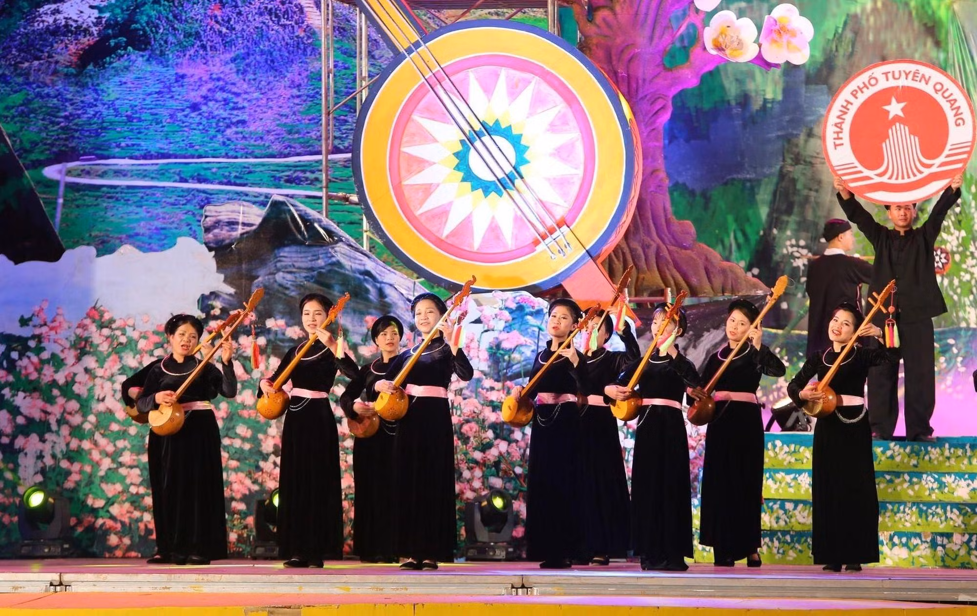 Представители народности Тэй и пение «тхен». Фото: Тхань Дат